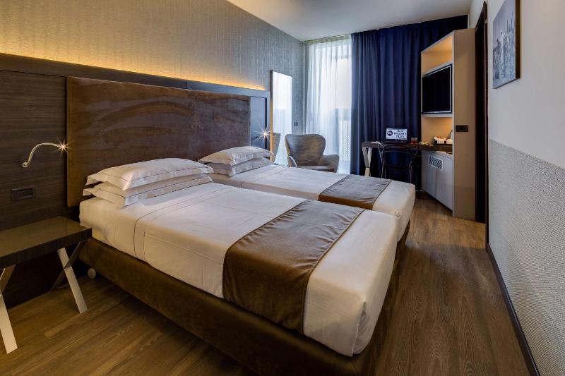 Superior Twin Room with Balcony image 1