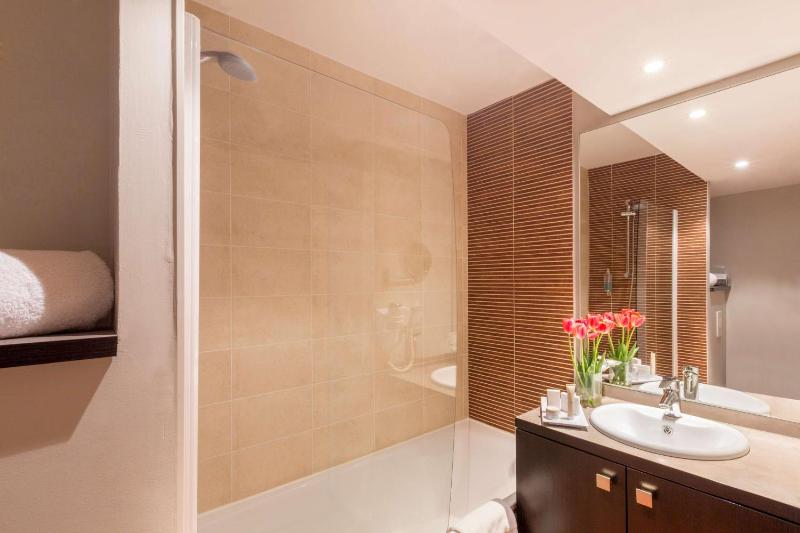 Executive Queen Room image 4