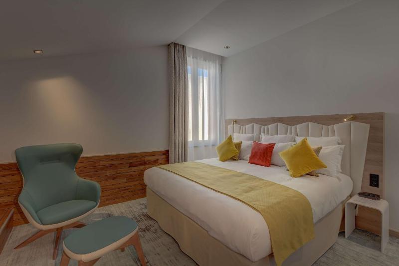 King Suite with Bathtub image 1