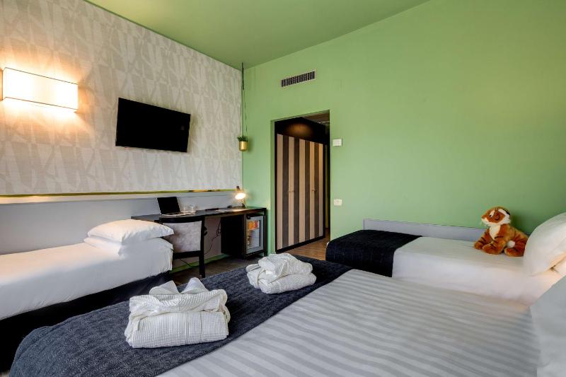 Classic Queen Room with Single Bed image 1