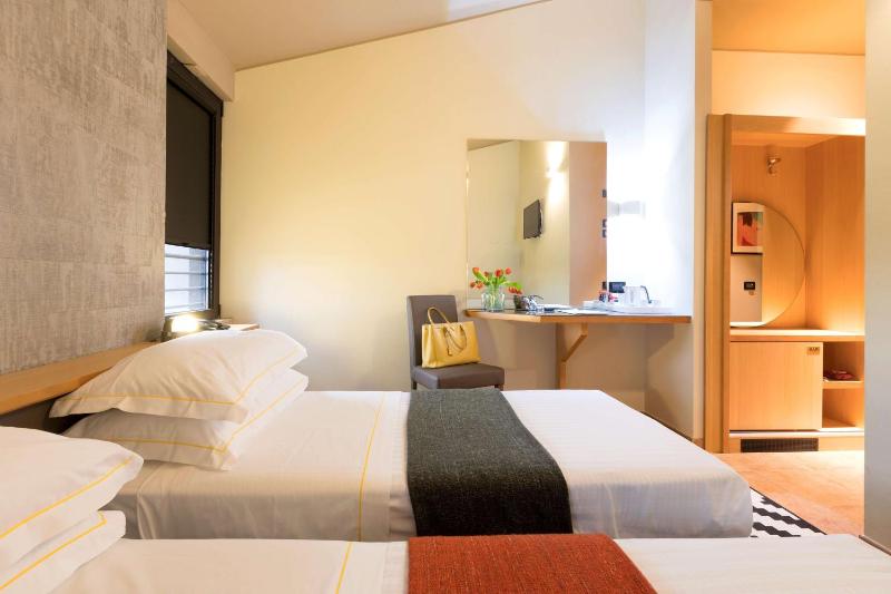 Standard Twin Room image 1