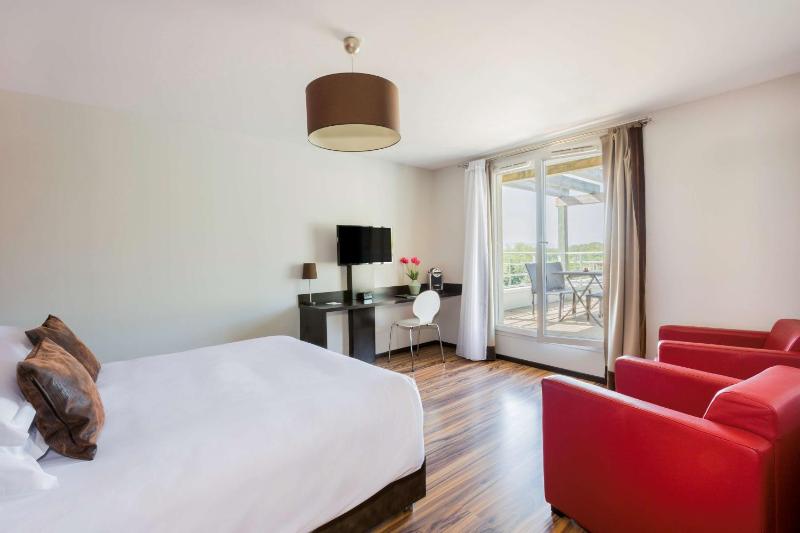Executive Junior Queen Suite image 1