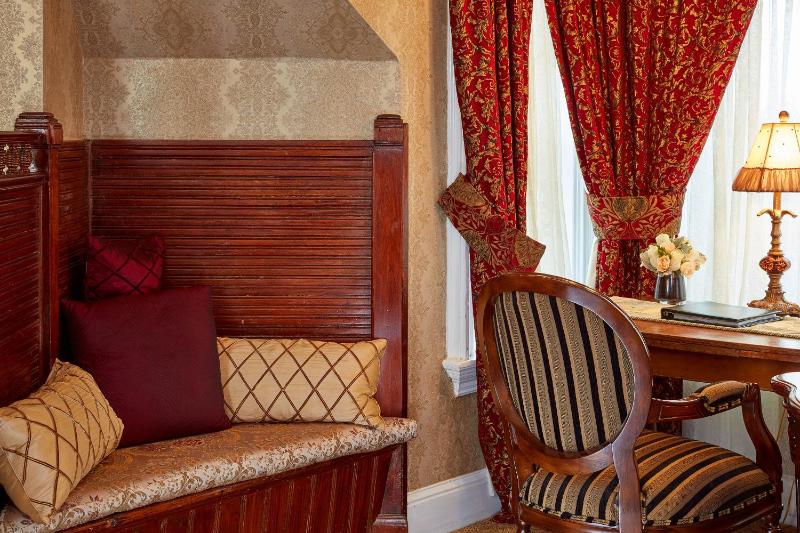 Superior King Room image 3