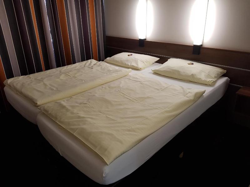 Double Room image 2