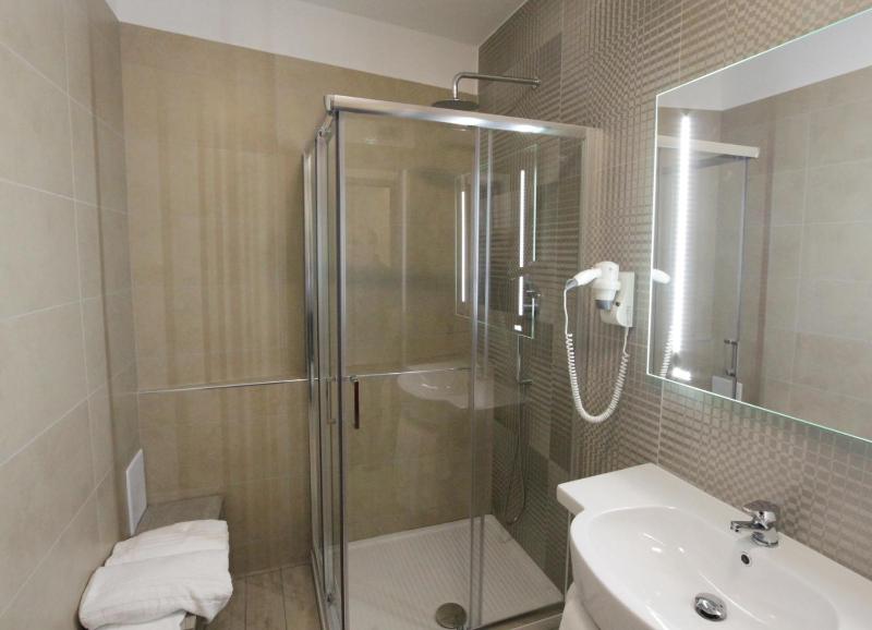 Deluxe Double Room image 3