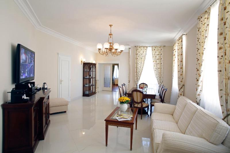 Presidential Suite with Wellness and Swimming Pool Access image 3