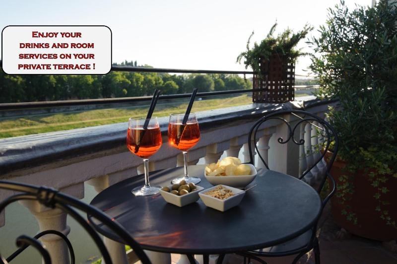 Deluxe Double Room with Terrace image 2
