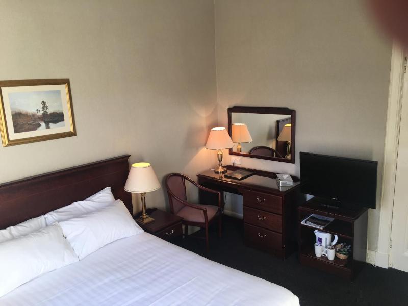 Classic Double Room image 4