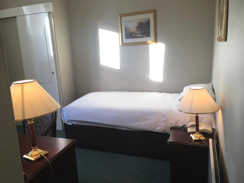 Classic Single Room image 3