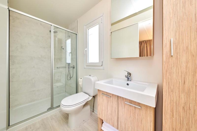 Two-Bedroom Mobile Home with Terrace image 4