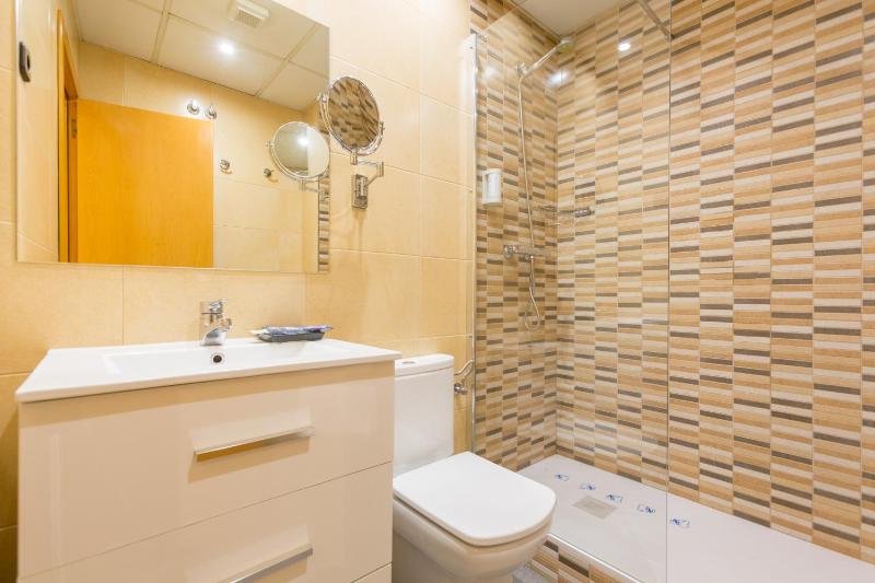 Apartment with Shower image 4