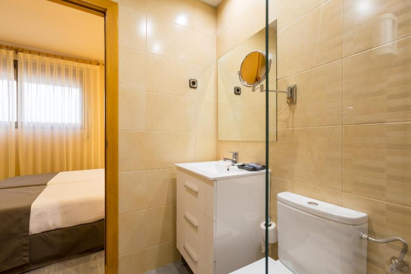 Apartment with Shower image 3