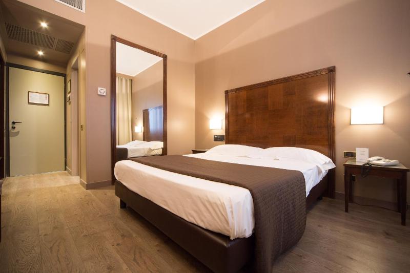 Double Room image 4