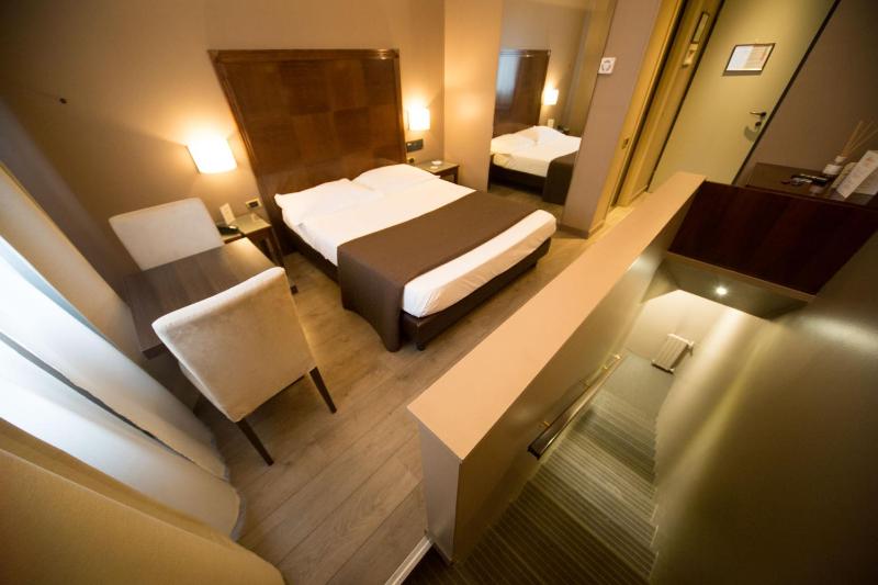 Double Room image 3