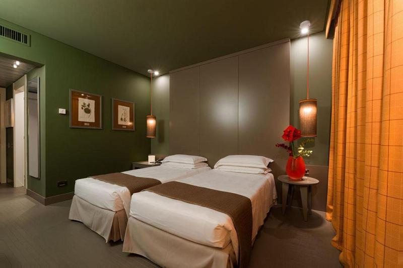 Twin Room image 4