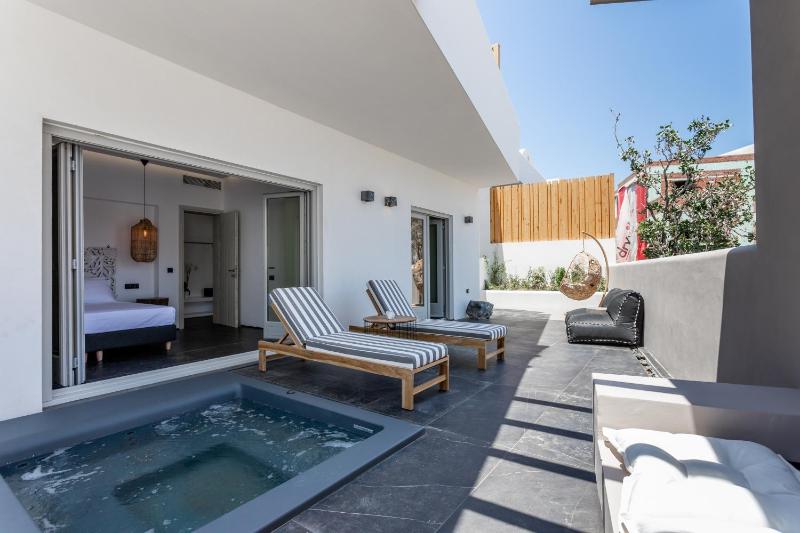 Gem Suite with Outdoor Hot Tub image 1