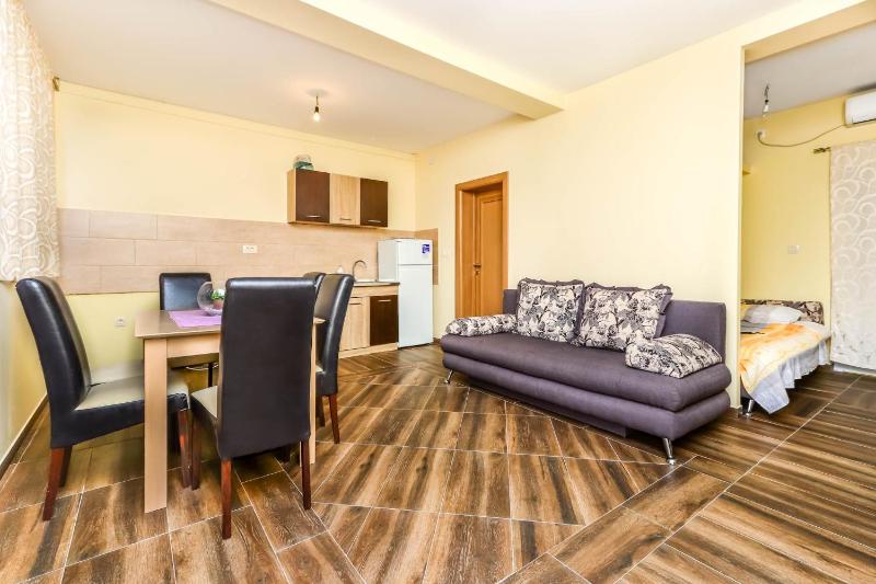 Studio Apartment image 2