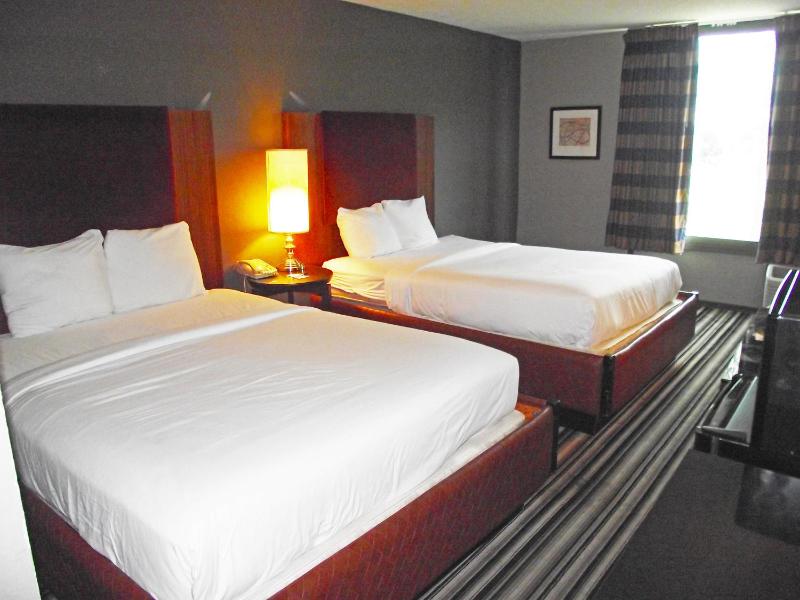 Queen Room with Two Queen Beds - Non-Smoking image 2