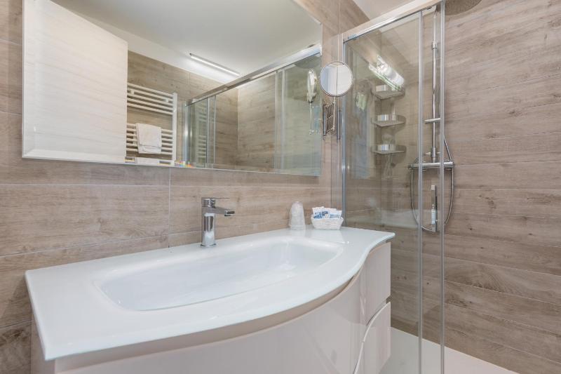 Deluxe Triple Room with Side Sea View image 3