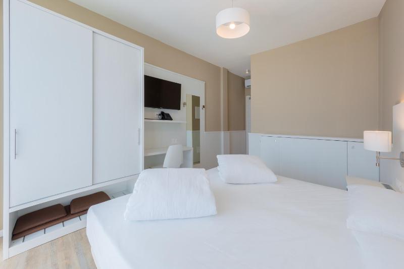 Deluxe Triple Room with Side Sea View image 4