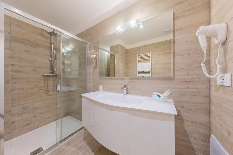 Double Room with Balcony image 2