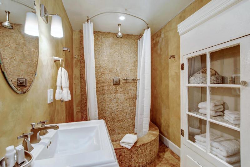 Deluxe King Room image 3