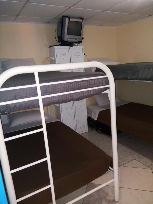 Hostel Room Aruba - image 16