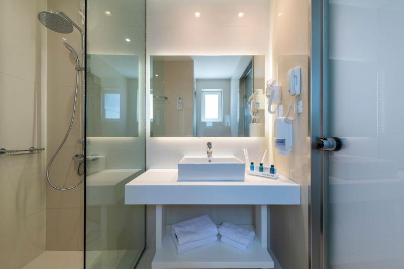 Deluxe Double Room image 3