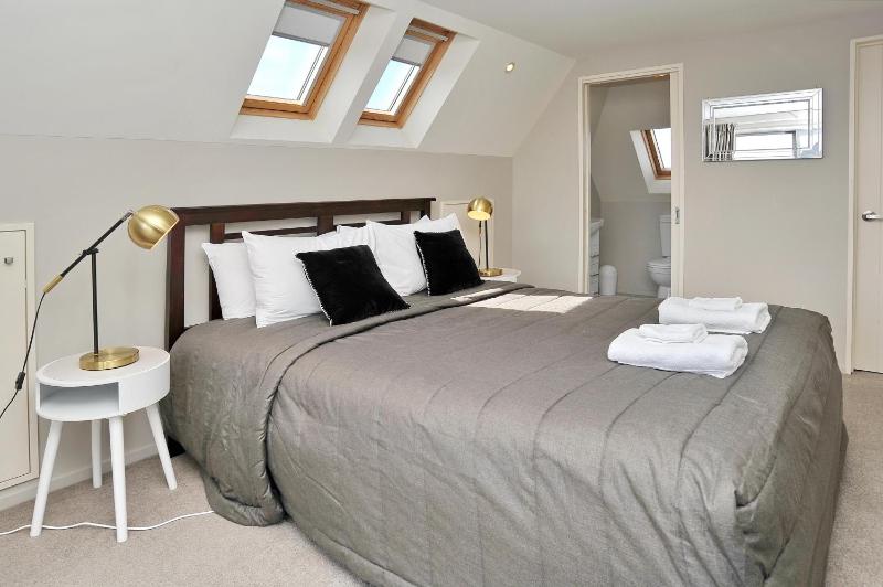 Regents Villas - Christchurch Holiday Homes - image 46