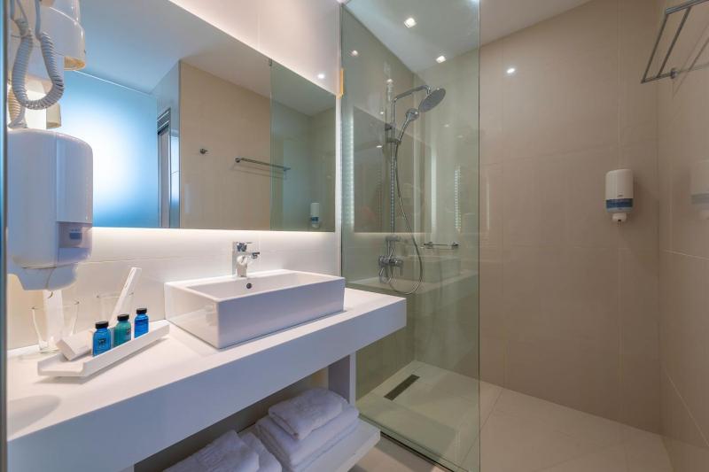 Deluxe Family Suite image 2