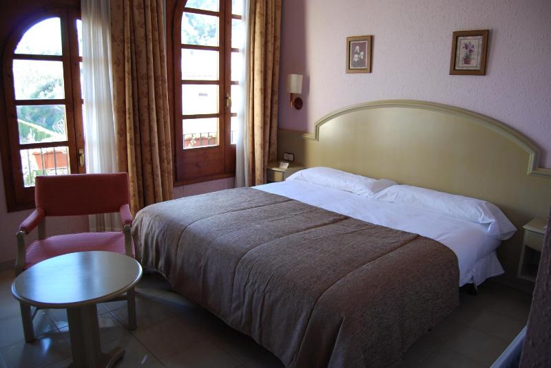 Double or Twin Room image 3