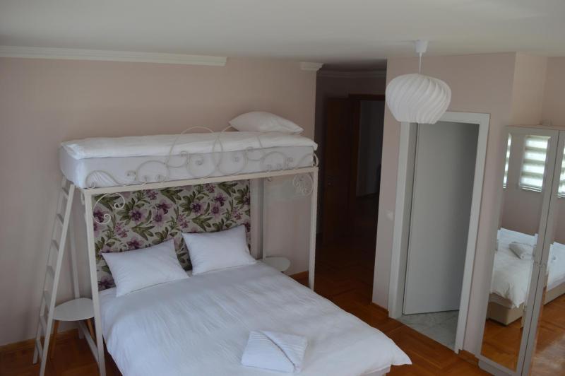 Triple Room with Private Bathroom image 3
