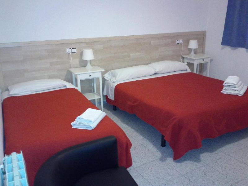 Triple Room with Private Bathroom image 3