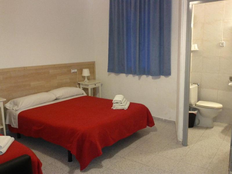Triple Room with Private Bathroom image 4