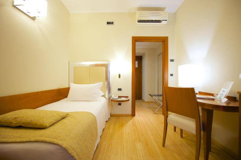 Standard Single Room image 3