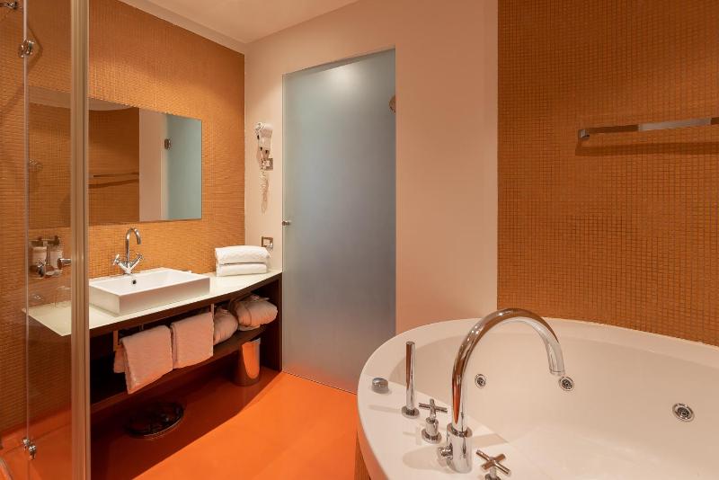 Deluxe Double Room image 3