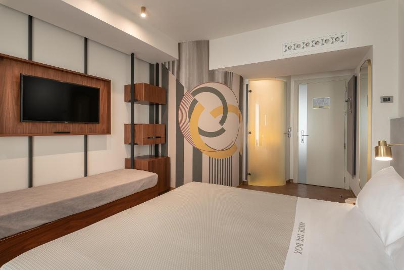Superior Triple Room image 3