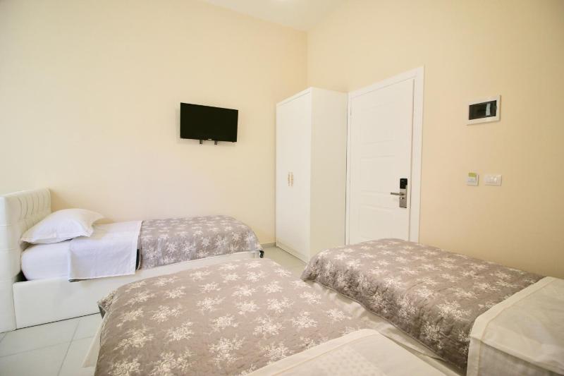 Deluxe Triple Room image 3
