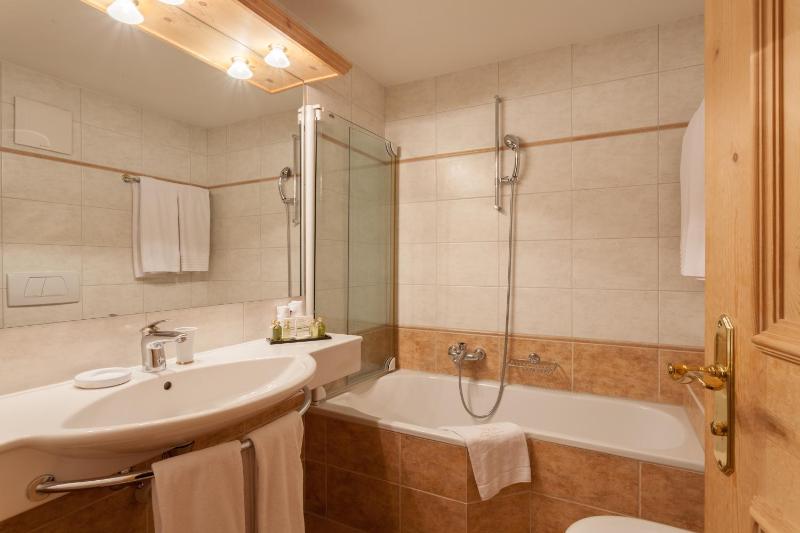 Economy Double Room image 4