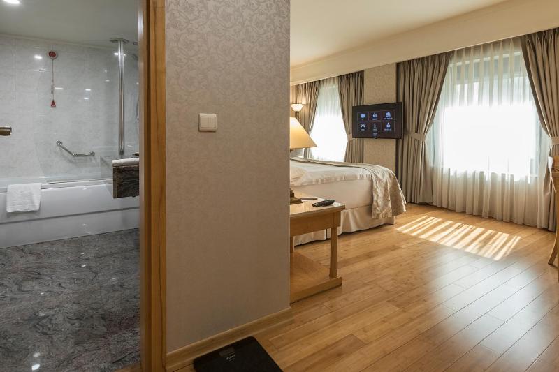 Suite with 1 Queen-Size Bed and Sofa Bed - Free Two Ways Airport Transfer image 2