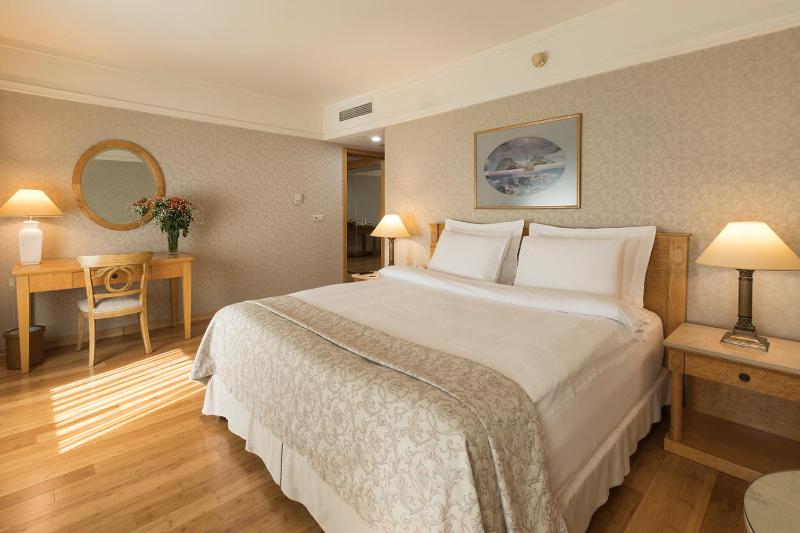 Suite with 1 Queen-Size Bed and Sofa Bed - Free Two Ways Airport Transfer image 3