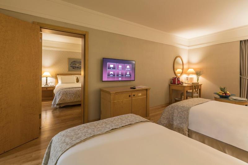 Family Room - Free Two Ways Airport Transfer image 2