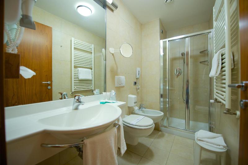 Standard Twin Room image 4