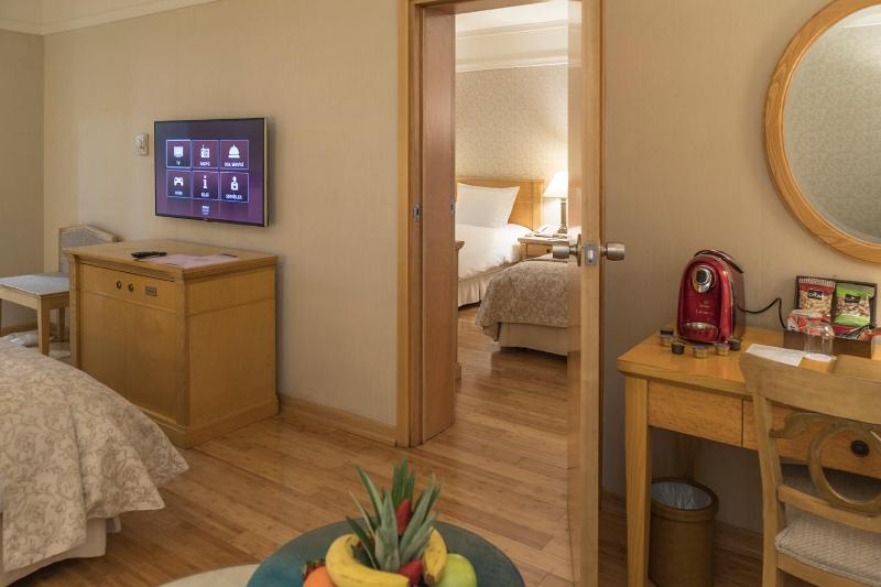Family Room - Free Two Ways Airport Transfer image 4