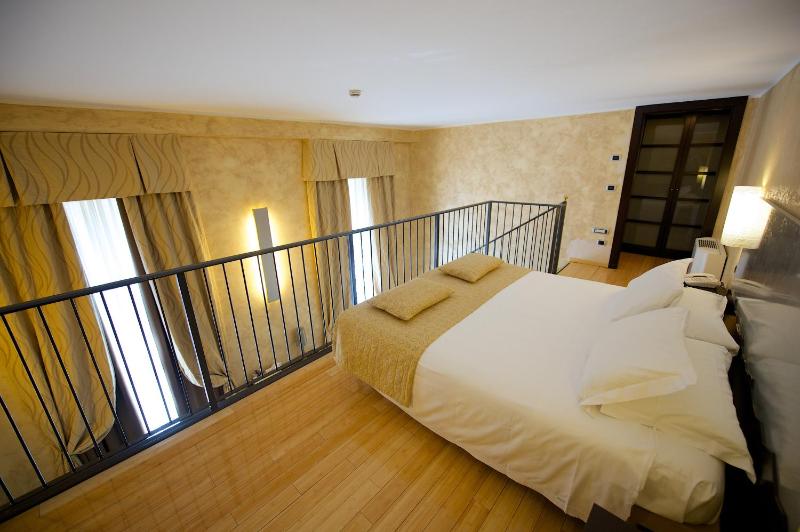 Family Room with One King Bed and One Queen Bed image 2