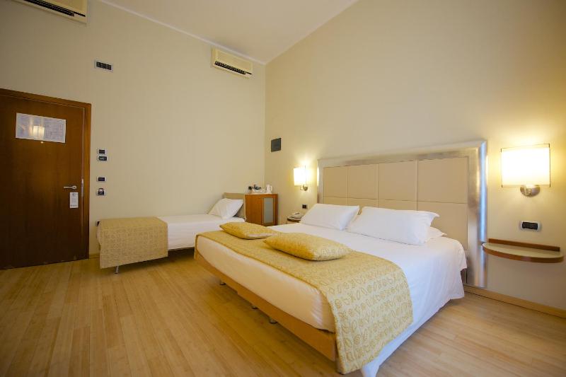 Standard Triple Room with Queen Bed and Single Bed image 4