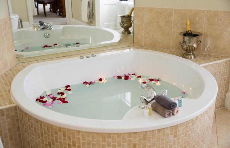 Suite with Garden View image 4