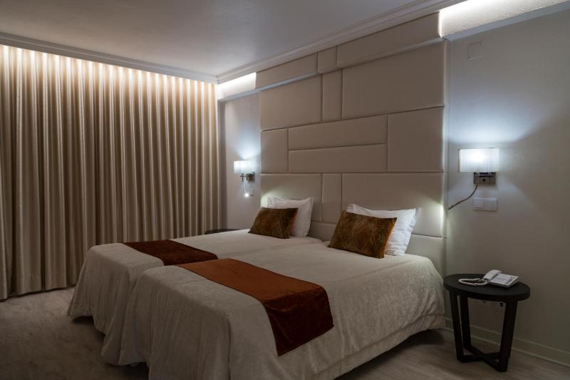 Twin Room image 4