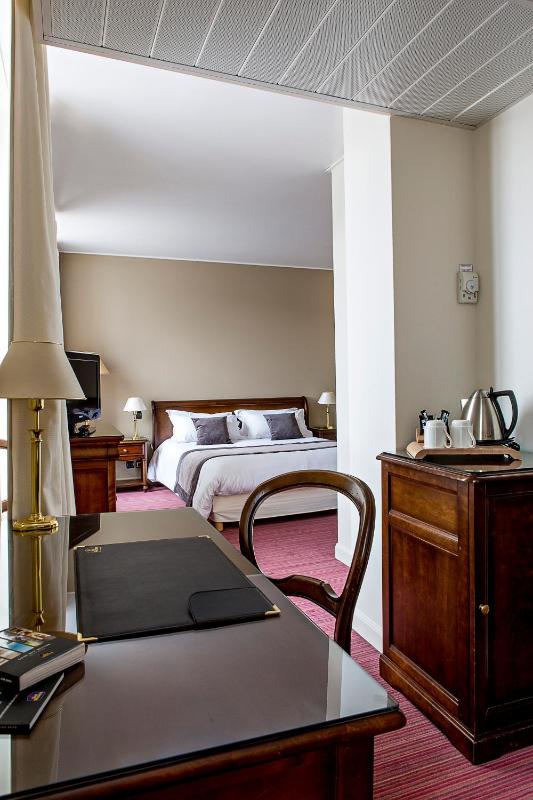 Junior Queen Suite image 1