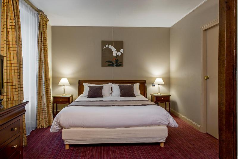 Junior Queen Suite image 3